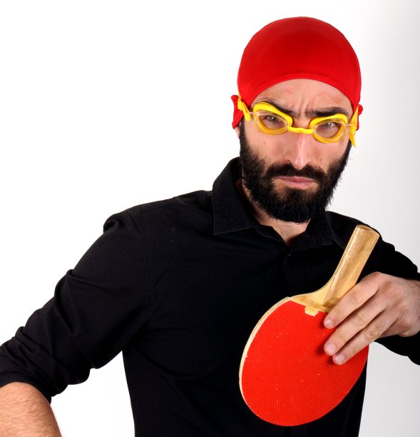 戴着游泳帽打乒乓球的男人图片下载