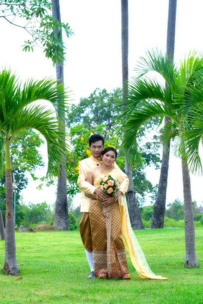 拥抱结婚夫妇照片泰国服装图片下载