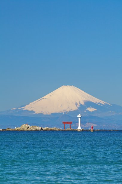 从横须贺来的富士山和大海图片下载