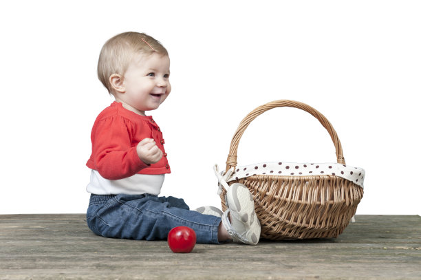 婴儿抱着一篮子苹果，孤立在白色图片下载