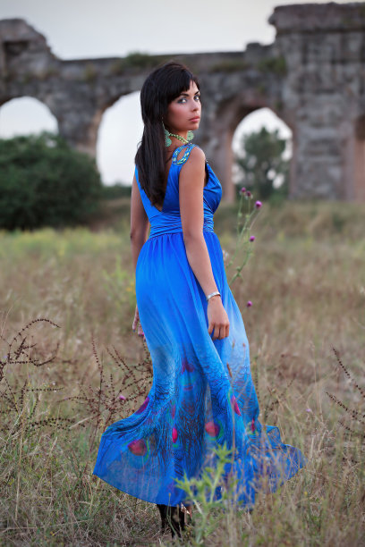 女人是古罗马的高架渠图片下载