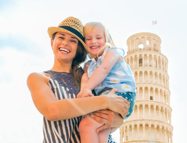 母亲和女婴靠近比萨斜塔，意大利图片下载