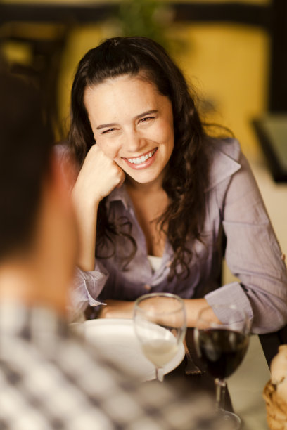 美丽的年轻女子对她的伴侣微笑图片下载