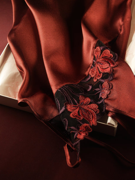 深嗜酒的图片下载