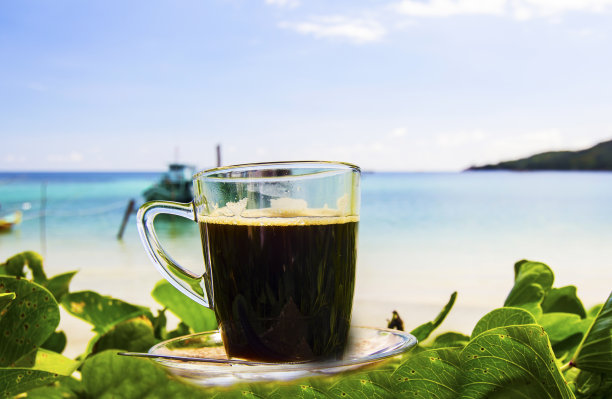 海滩上的黑咖啡图片下载