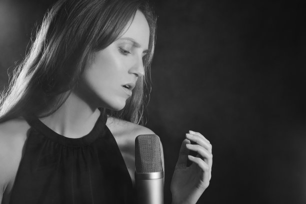 年轻女子在Consert图片下载