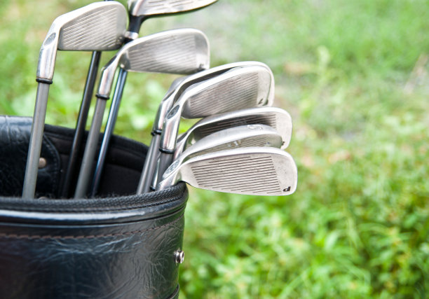 近距离观察高尔夫球袋中的高尔夫球杆图片下载