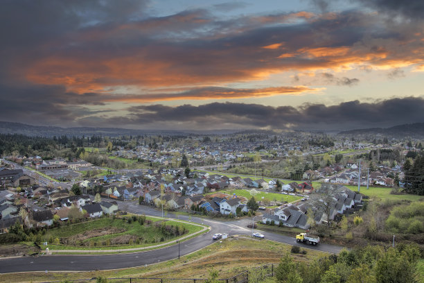 美国郊区住宅区上空的阴天日落图片下载