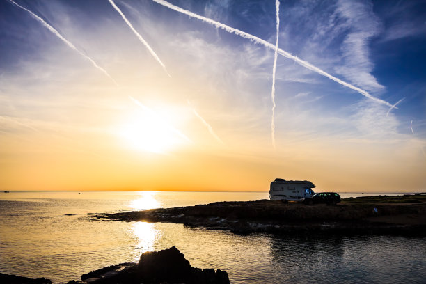 日落时分，海滩上的露营车(RV)图片下载