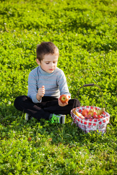 孩子吃水果图片下载