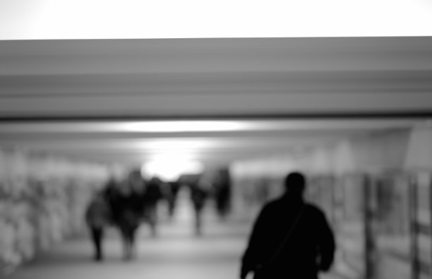 男人走在地铁散景的背景下图片下载