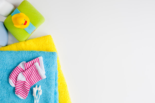 在白色背景上洗澡的婴儿配件图片下载