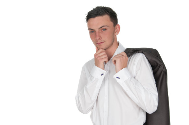 肩上穿西装外套的年轻人图片下载