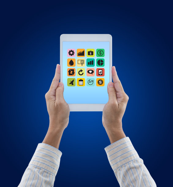 男子手持数字平板电脑与彩色应用程序图标图片下载