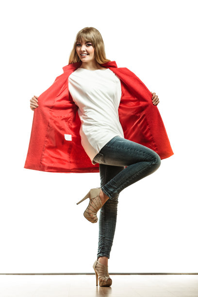 穿着红色外套的长裙时尚女性。图片下载