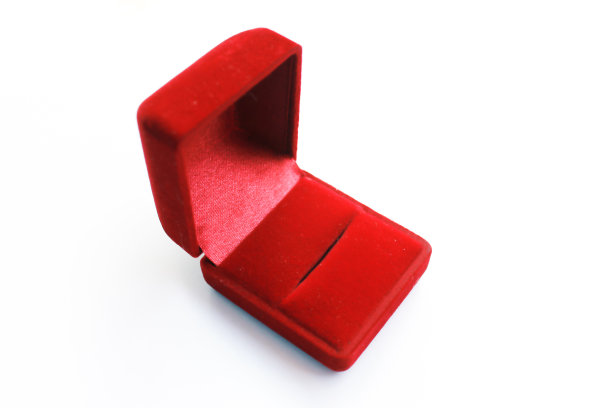 红色首饰盒放入戒指图片下载