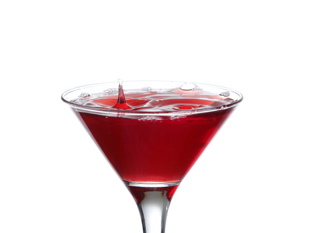 白色背景上的马提尼酒杯;水波飞溅图片下载