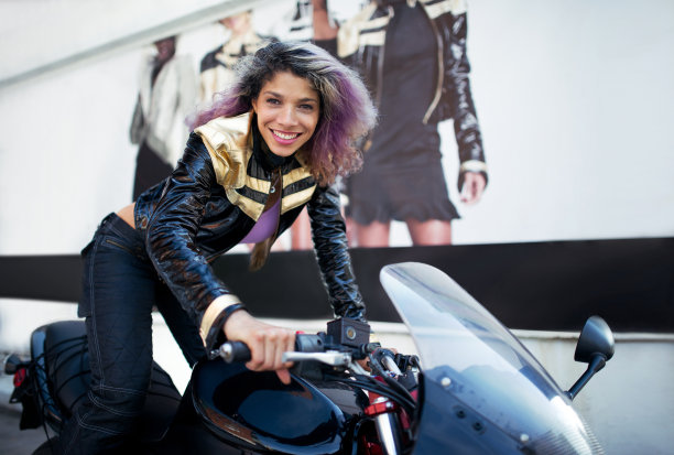 超级性感的巴西女人在自行车上图片下载