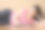年轻女子在笔记本上写字图片下载