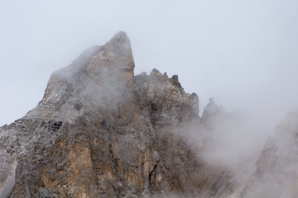 雾中的小山图片下载