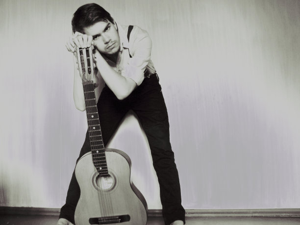 那个人正拿着吉他站着图片下载