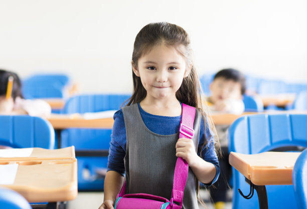 教室里快乐的小女学生素材图片