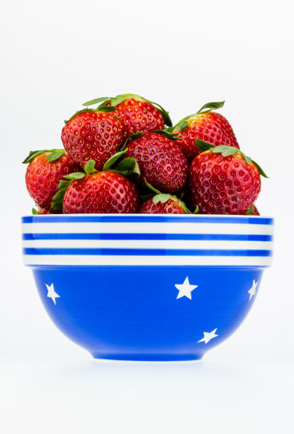 蓝白碗里的成熟草莓图片下载