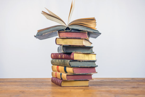 旧书放在木桌上图片下载