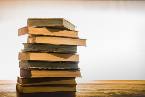 旧书放在木桌上图片下载