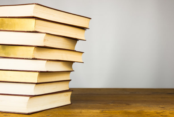 旧书放在木桌上图片下载
