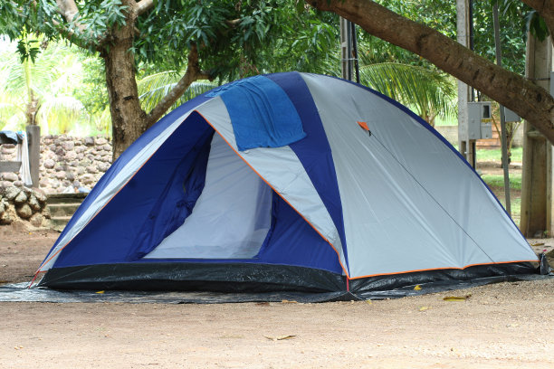 热带的蓝色和灰色野营帐篷图片下载