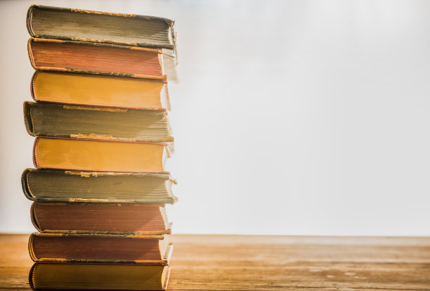旧书放在木桌上图片下载