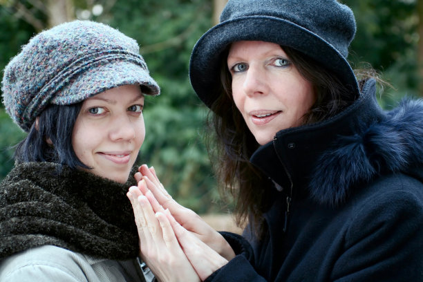 母亲和女儿伸出手图片下载