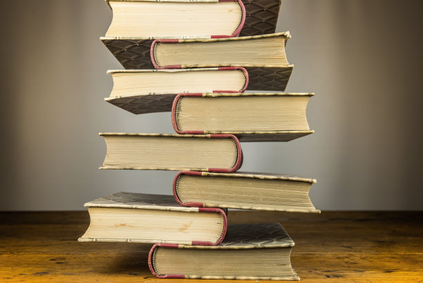 旧书放在木桌上图片下载