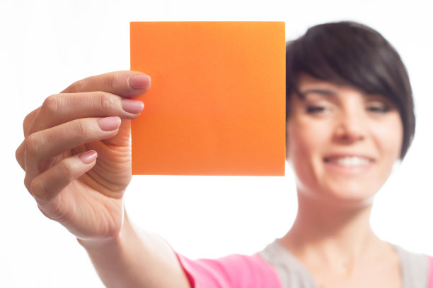 标签的女孩图片下载