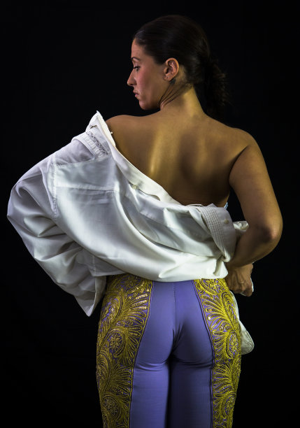 半裸的女斗牛士图片下载