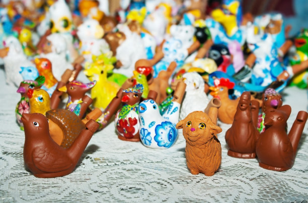 柜台上有些黏土玩具图片下载