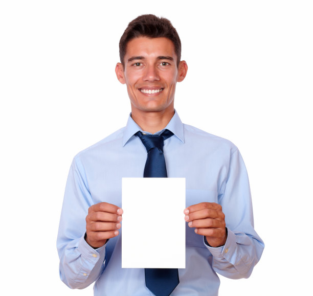 迷人的年轻人拿着一张空白卡片图片下载