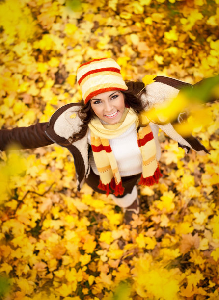 秋姑娘在桔黄色的树叶下，在户外图片下载