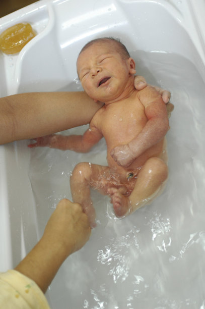 新生儿洗澡。图片下载