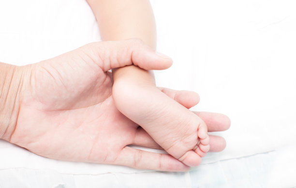 7个月后，有胳膊的父亲和腿的女儿图片下载