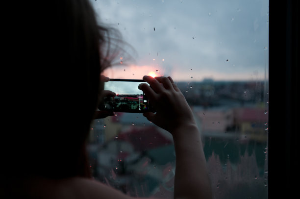 女孩拍夜城照片图片下载