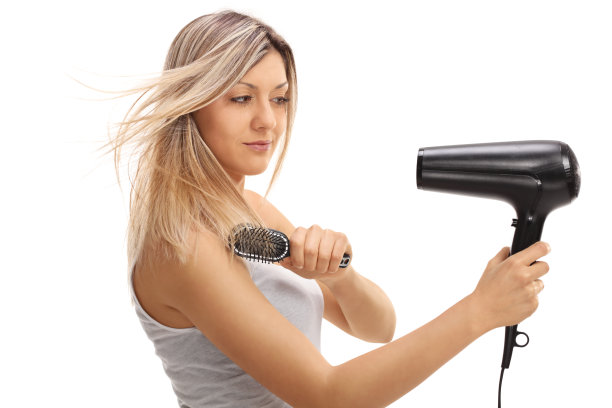 一个用梳子和吹风机的漂亮姑娘图片下载