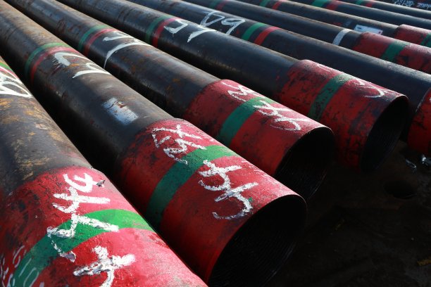 在主甲板上铺设油井套管图片下载