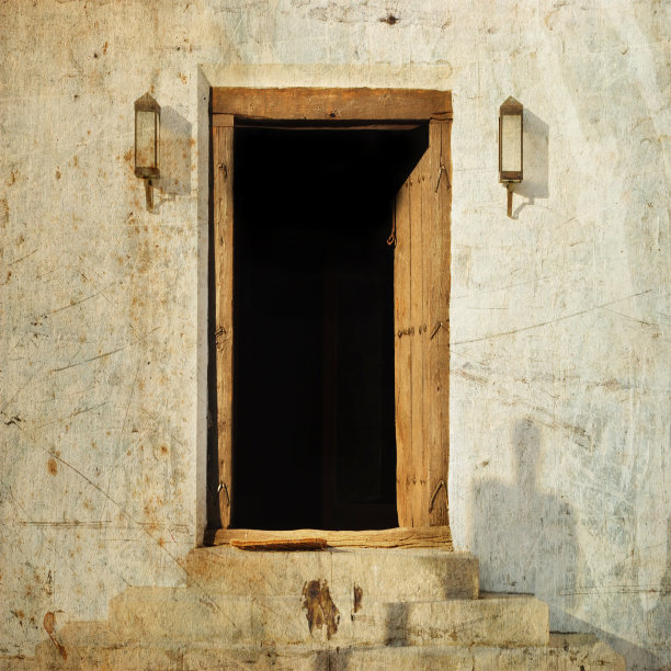 门口的旧房子油漆剥落图片下载