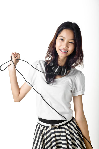 戴着耳机的青少年图片下载