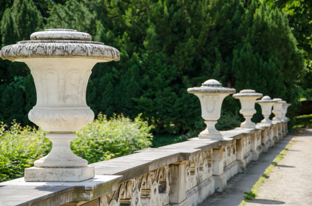 德国勃兰登堡波茨坦公园内的装饰性石头栅栏图片下载