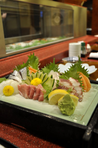 餐厅里的新鲜生鱼片图片下载