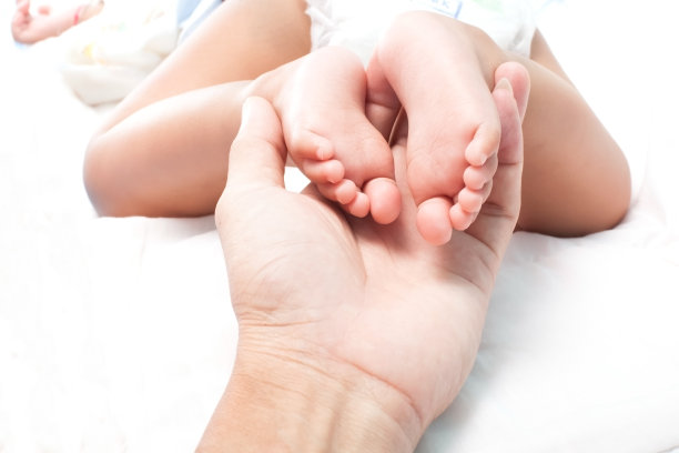 7个月后，有胳膊的父亲和腿的女儿图片下载