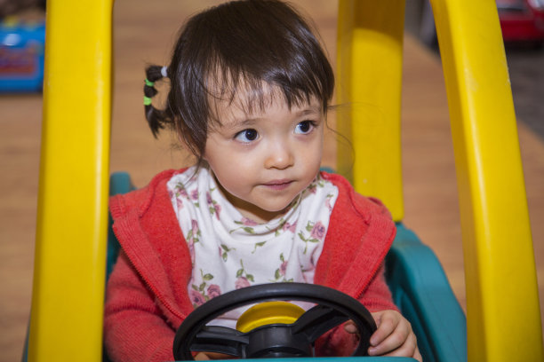 玩具车里的婴儿图片下载